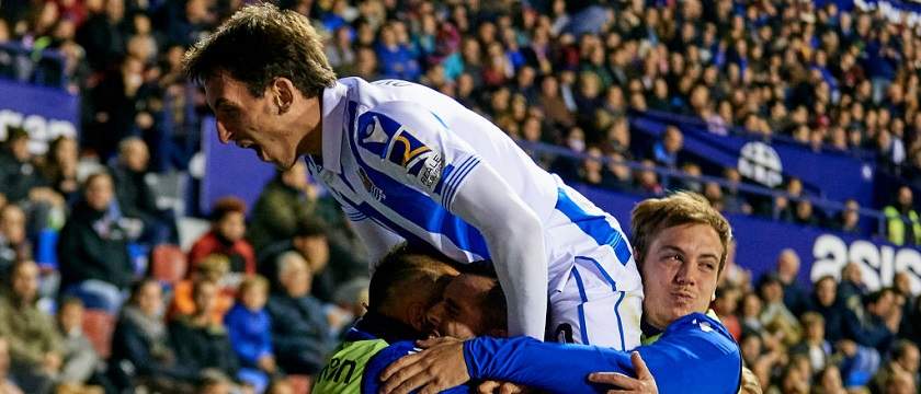 r-football-real-sociedad-hero-oyarzabal-2018.jpg