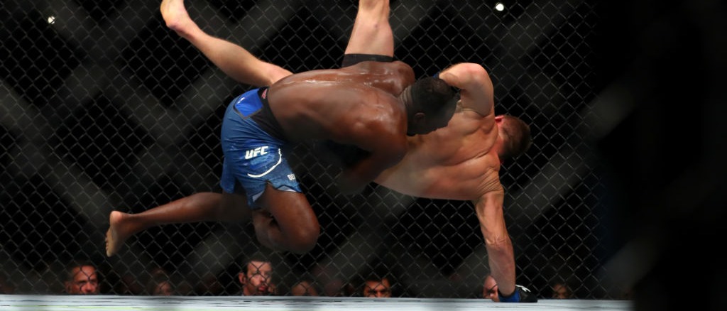 r-ufc-derek-brunson-takedown-ian-heinisch.jpg
