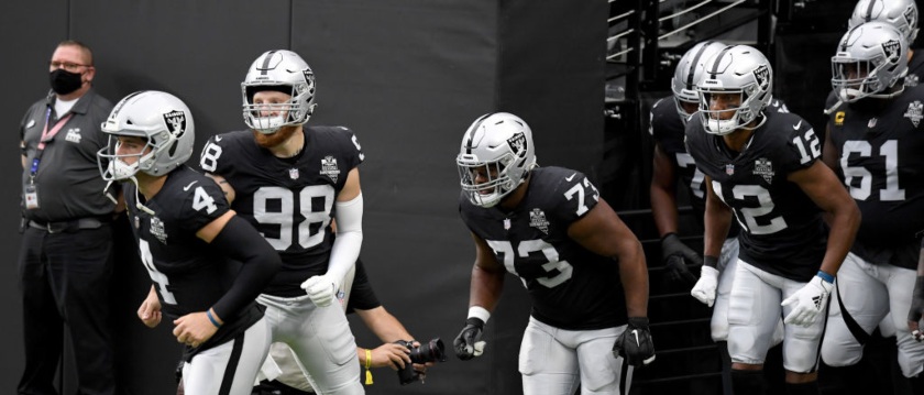 r-nfl-raiders-squad-281020.jpg