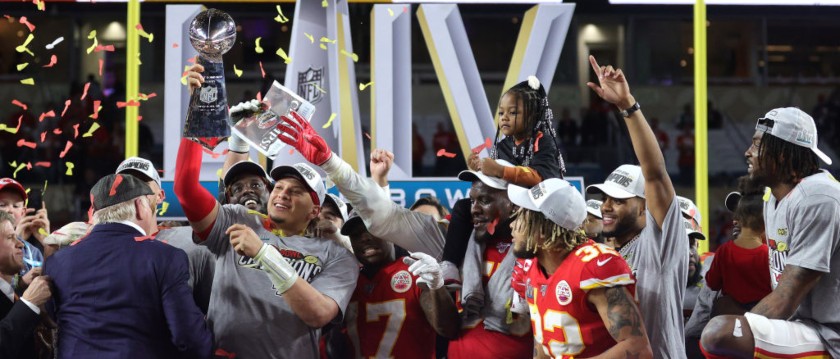 r-nfl-chiefs-mahomes-super-bowl-trophy.jpg