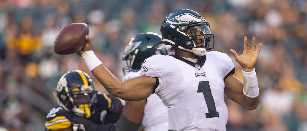 r-nfl-jalen-hurts-2021-throw.jpg