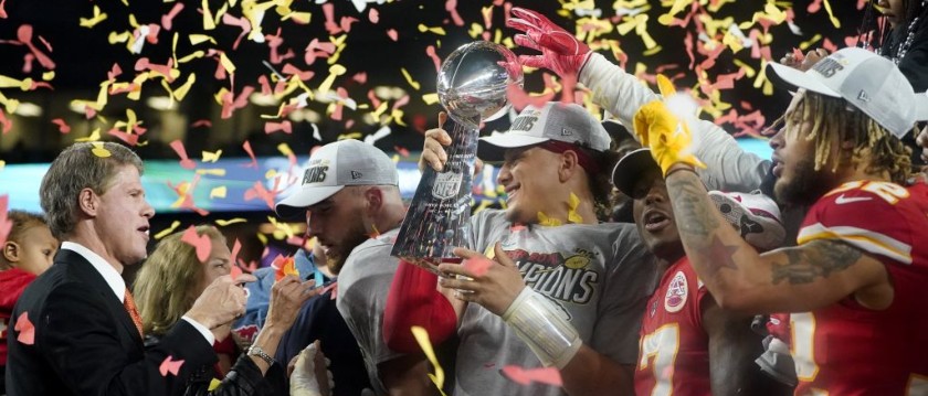 r-chiefs-mahomes-super-bowl-trophy-300320.jpg