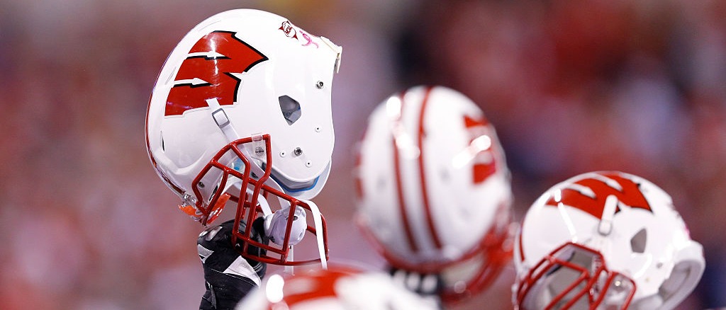 r-ncaaf-wisconsin-badgers-helmet.jpg