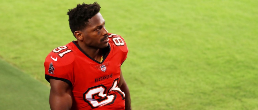 r-nfl-buccaneers-antonio-brown-231120.jpg