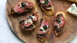 Baguette toasts with medium-rare venison, mushrooms, caramelized onions, blue cheese and jam