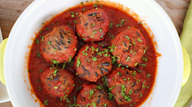 Porcupine meatballs in tomato sauce garnished with chopped parsley