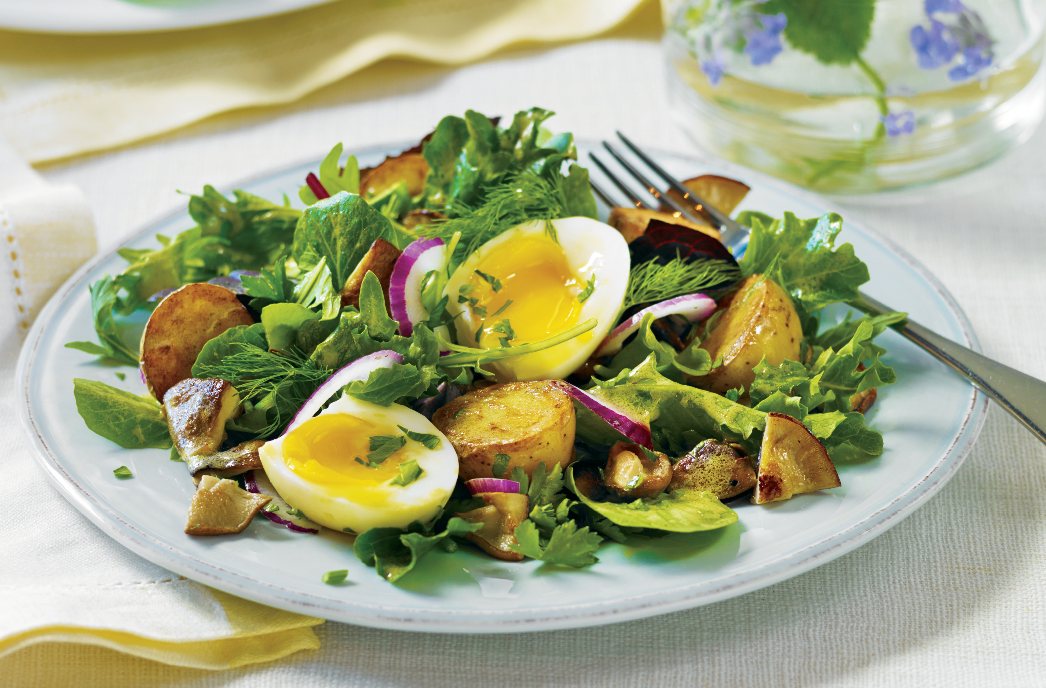 Field greens with red onion, fried mini potatoes, mushrooms & boiled eggs
