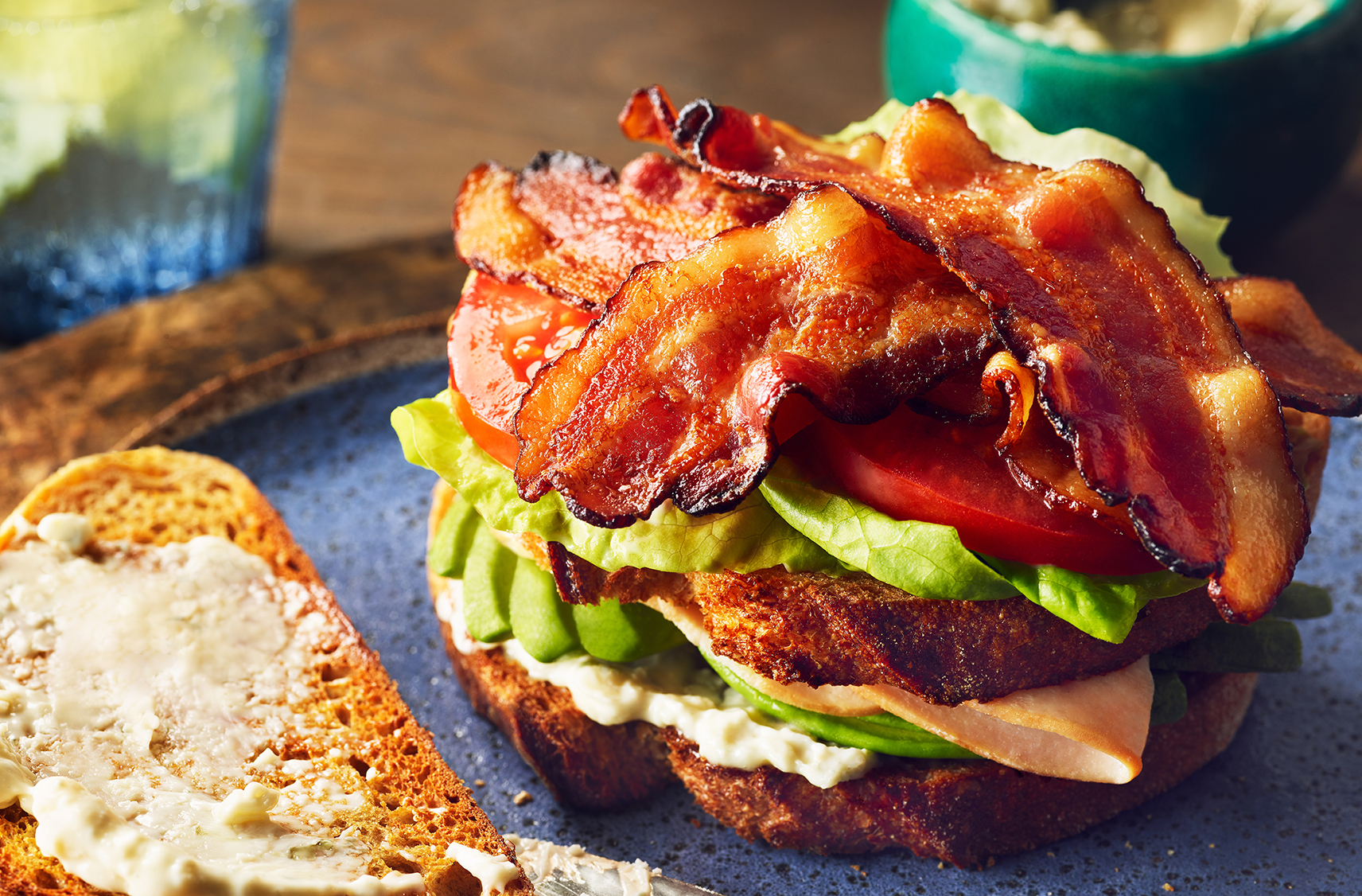 Un club sandwich ouvert garni de bacon à saveur d’érable