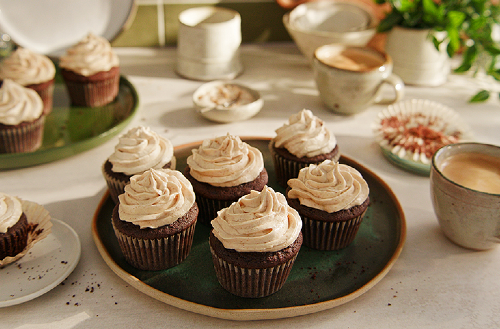 Des cupcakes végétaliens au chocolat avec glaçage au beurre d’arachide sur une grande assiette ronde.