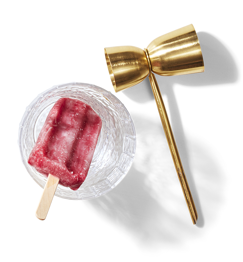 Un pop glacé aux couleurs de baies dans un verre rempli.