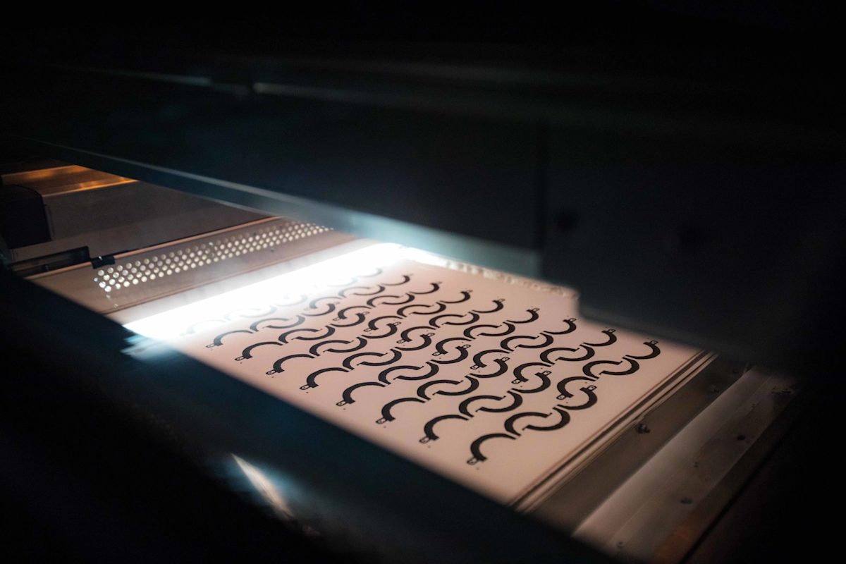 Printing bed of a multi-jet fusion printer.