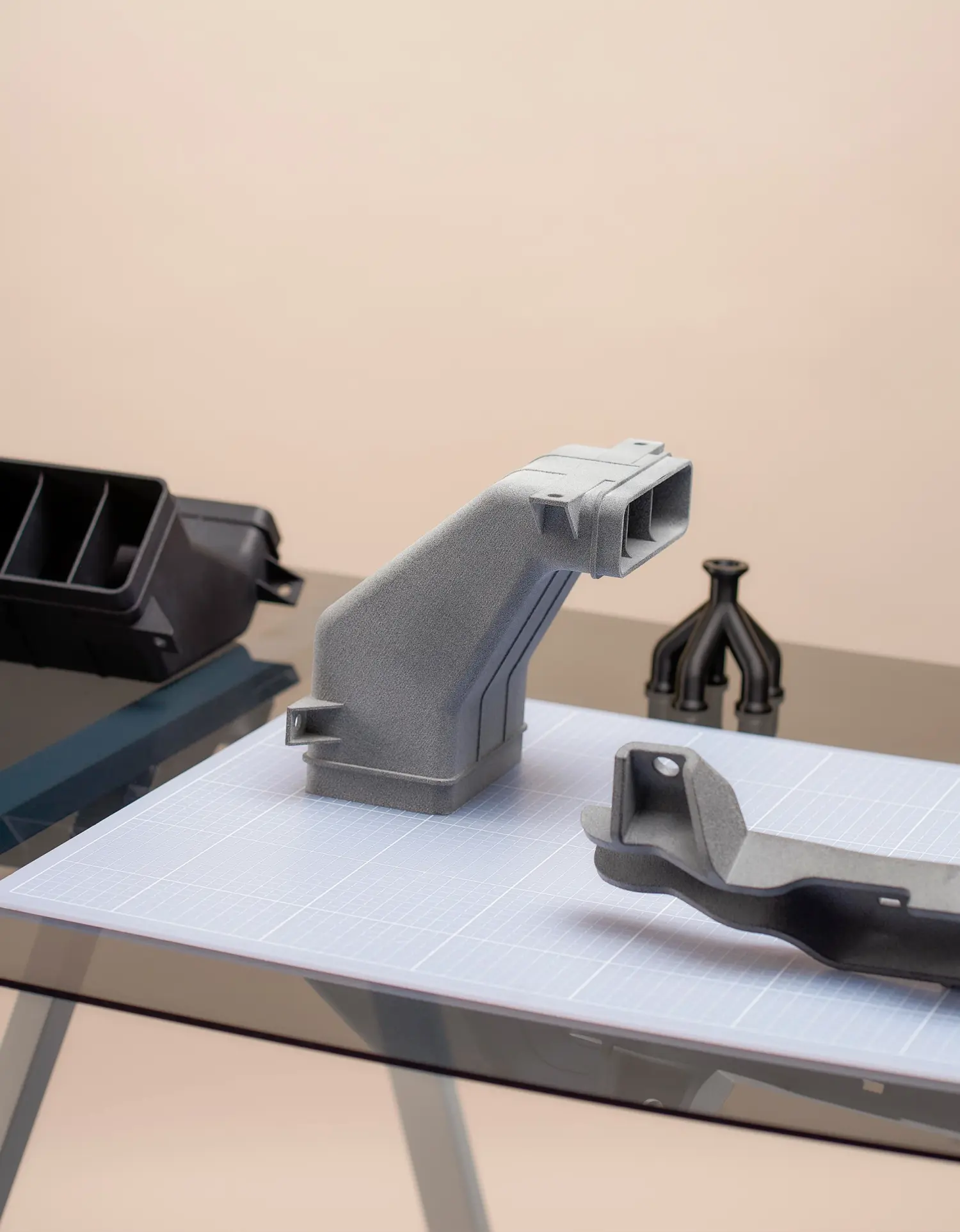 3D-gedruckte Teile auf einem Tisch, mit MJF-Verfahren 3D-gedruckte Teile, industrielle Serienteile