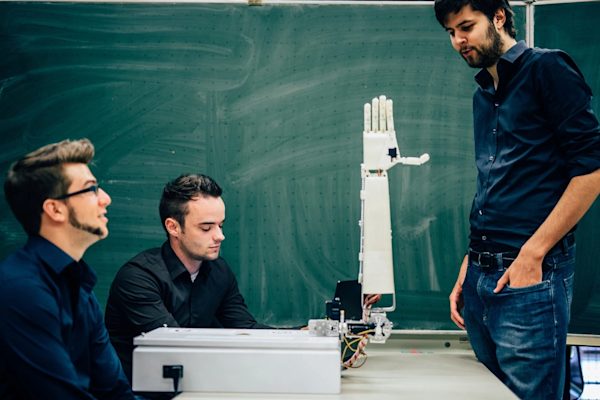 article-theres-not-enough-sign-language-translators-so-these-students-3d-printed-a-humanoid-robot-image-1.png
