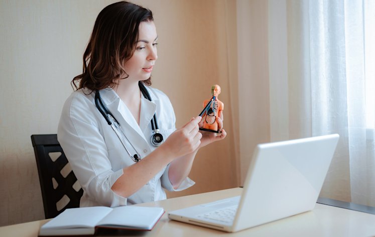 Videos con experta: ¿Por qué debería implementar la Telemedicina en su clínica?