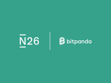Bild des N26-Logos neben dem Bitpanda-Logo in einer blaugrünen Hintergrundfarbe.