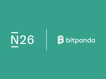 Bild des N26-Logos neben dem Bitpanda-Logo in einer blaugrünen Hintergrundfarbe.