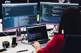 Programmatore con 3 schermi.