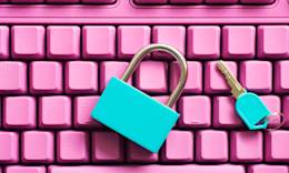 Teclado y candado como metáfora de la seguridad.
