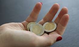 N26 how to save money in college and university a hand holding Euro coins Photo by Mein Deal