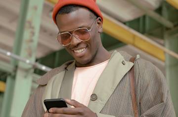 Un giovane freelancer che controlla il suo smartphone.