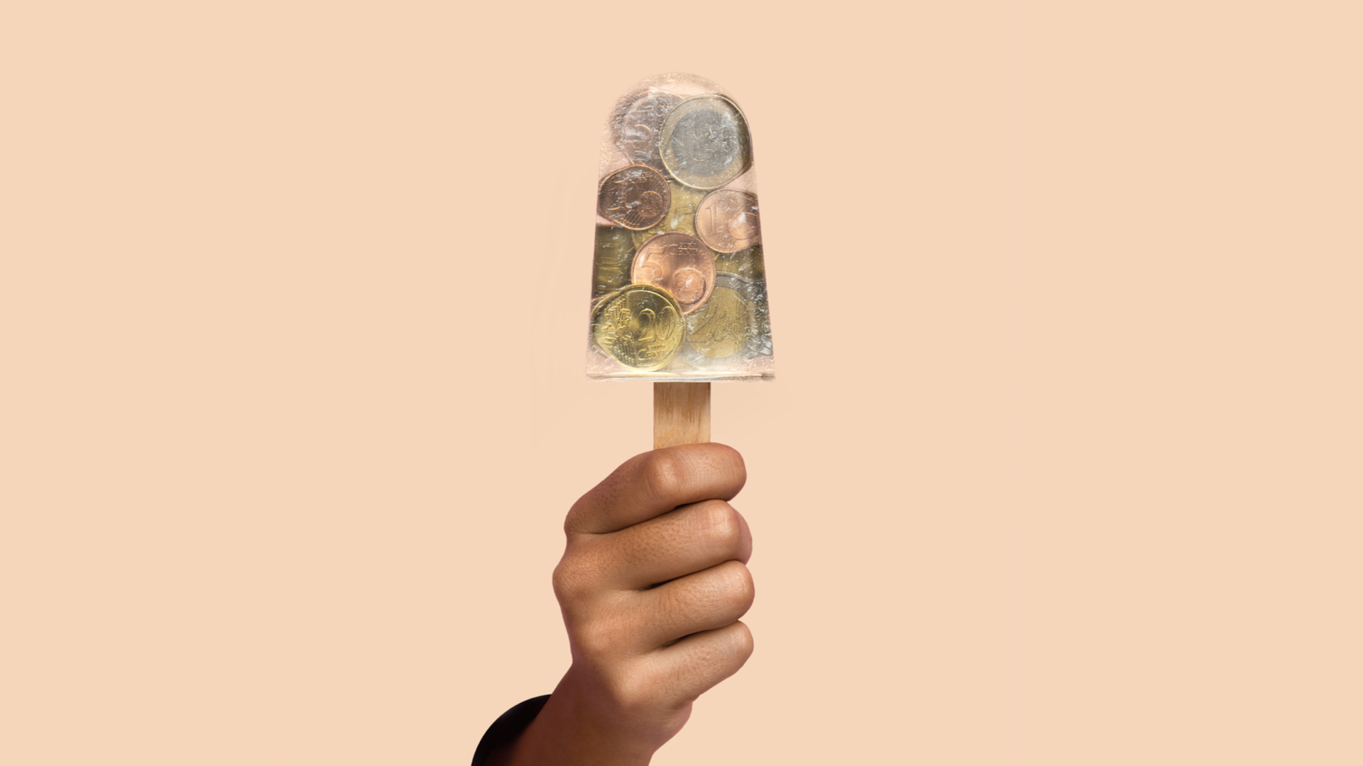 N26 - Immagine delle nostra campagna dei 26 motivi con una mano che tiene fra le dita un gelato trasparente contenente delle monete