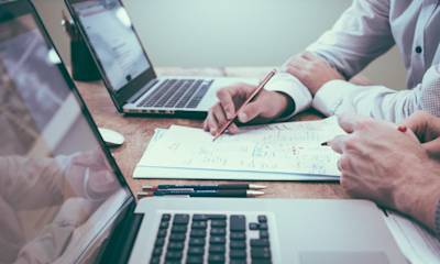 un freelancer con un asesor de seguros.