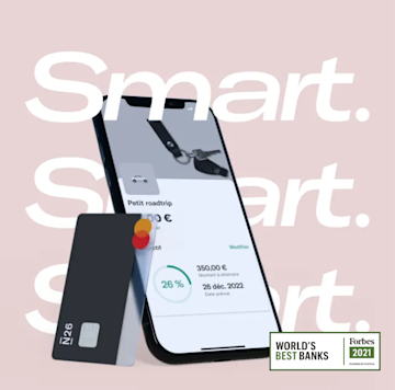 Image d'un téléphone portable affichant un sous-compte à l'écran et une carte de débit noire sur le côté avec le logo Forbes de la meilleure banque.