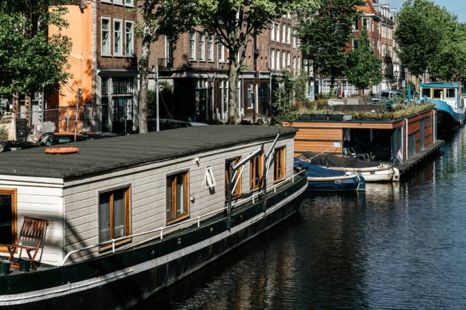 Bild eines Bootes in einem Kanal einer niederländischen Stadt.