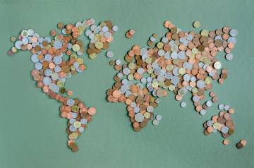 Karte der Welt mit lokalen Münzen.