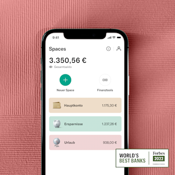 Eine Hand, die ein Handy hält, das die N26 Spaces-Benutzeroberfläche neben dem Best Bank Forbes 2022-Abzeichen zeigt.