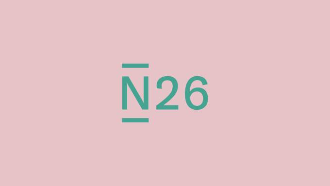 N26-Logo vor rosa Hintergrund.