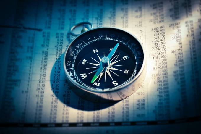 Kompass auf einem Blatt voller Zahlen.