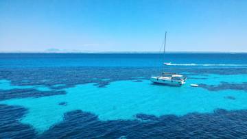 Una barca sul mare cristallino della Sicilia.