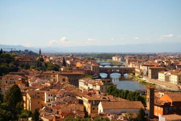 Panorama of the city of Florence and the Arno river.