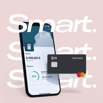 Immagine di un telefono cellulare che mostra un account secondario sullo schermo e una carta di debito busimness nero N26 nel fianco.