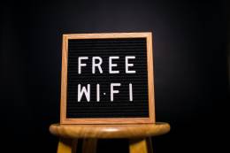 scritta wi-fi gratis.