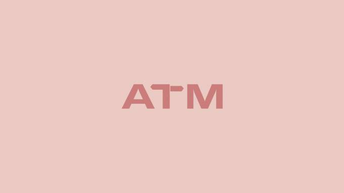 Ein Text "ATM" vor einem rosa Hintergrund.