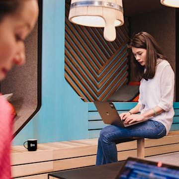 Colaboradora da N26 trabalhando em um computador.