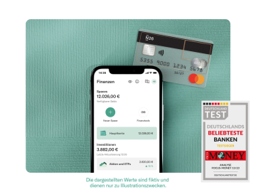 Mobil mit der N26-App, daneben eine transparente Karte und ein Money-Badge.