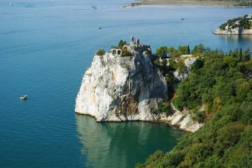 Panorama della scogliera su cui sorge il castello vecchio di Duino.