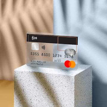 Transparente N26 Mastercard Standard auf grauem Steinblock.