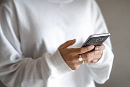mujer con teléfono móvil en la mano.