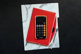 Il calcolatore di uno smartphone sopra una serie di quaderni.