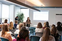 A female speaker talking to the audience of the N26 Womxn Balanced event.