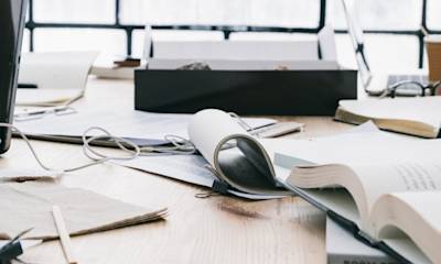 L'ufficio di un imprenditore autonomo con libri e quaderni.
