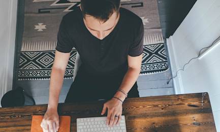 une auto-entrepreneur en train de travailler sur son bureau.