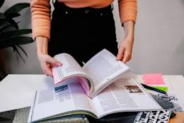 Persona hojeando un libro.
