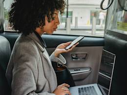 Mujer en el coche trabajando y negociando.