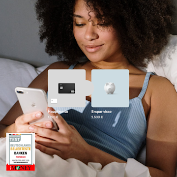 Bild einer lächelnden Frau im Bett, die auf ihr Handy mit Focus Money Logo schaut.