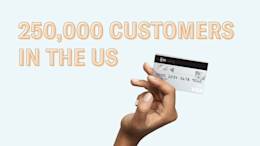 Hand holding the N26 card and the text "250,000 customers in the US".